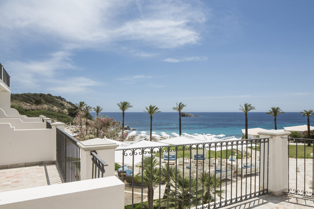 Blick von einer Terrasse auf en Strand und das Meer des Hotel Falkensteiner Capo Boi bei Villasimius - meer sardinien urlaub
