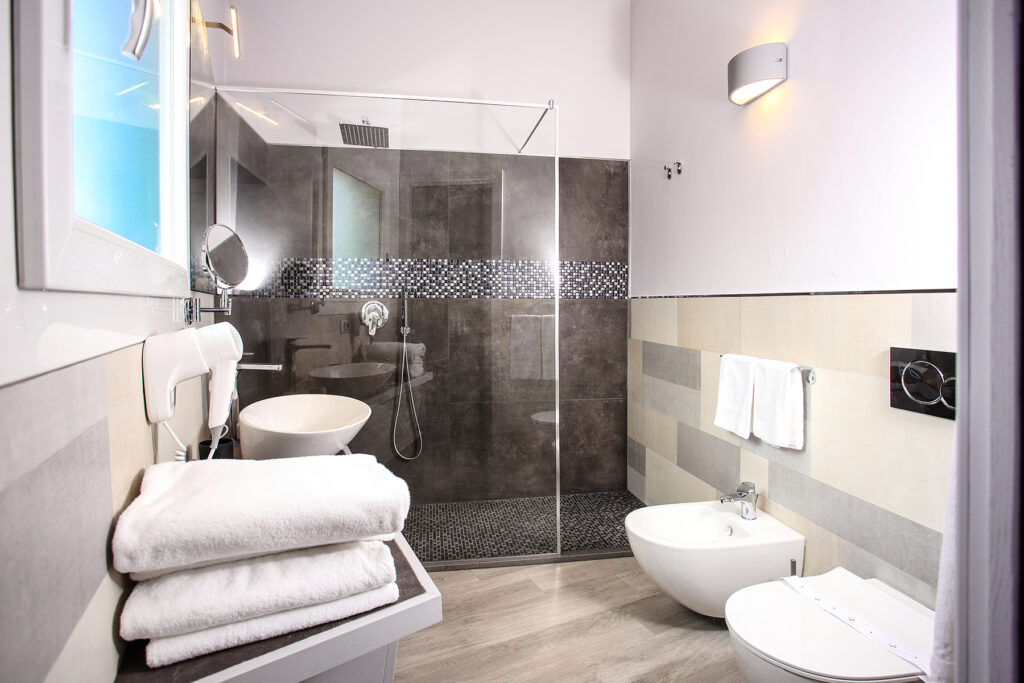 Das Bad der Juniorsuite Prime im Hotel Bajaloglia, Castelsardo - meer sardinien urlaub