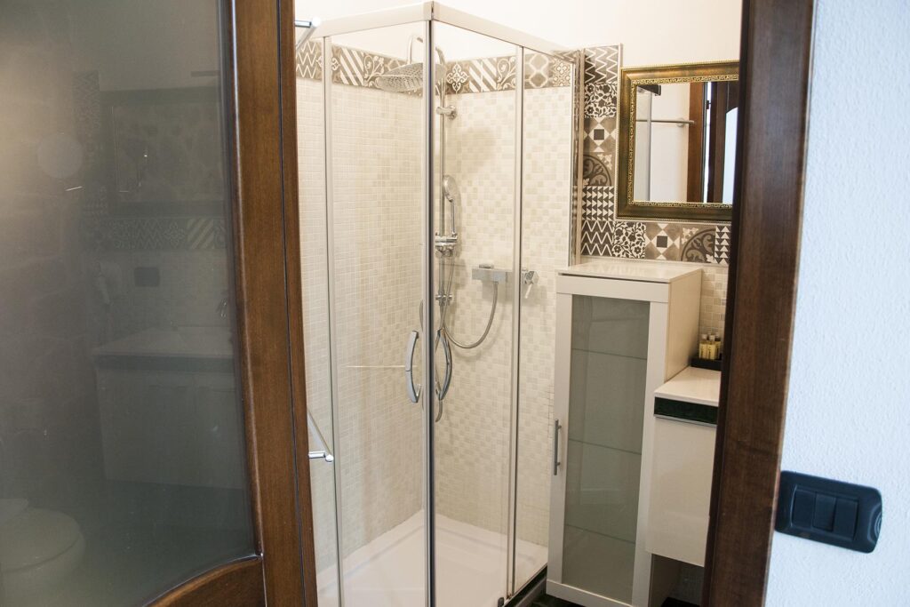 Das Bad des Deluxe-Zimmers 102, Hotel Maison de Charme Bienestar, Alghero - meer sardinien urlaub