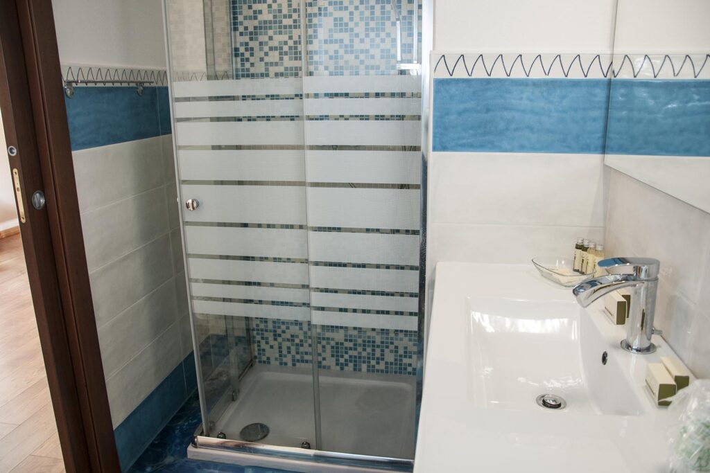 Das Bad des Deluxe-Zimmers 205, Hotel Maison de Charme Bienestar, Alghero - meer sardinien urlaub