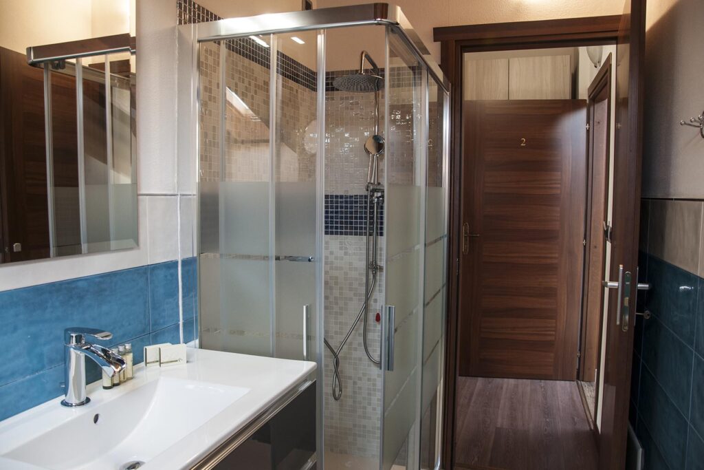 Das Bad des Deluxe-Zimmers 302, Hotel Maison de Charme Bienestar, Alghero - meer sardinien urlaub
