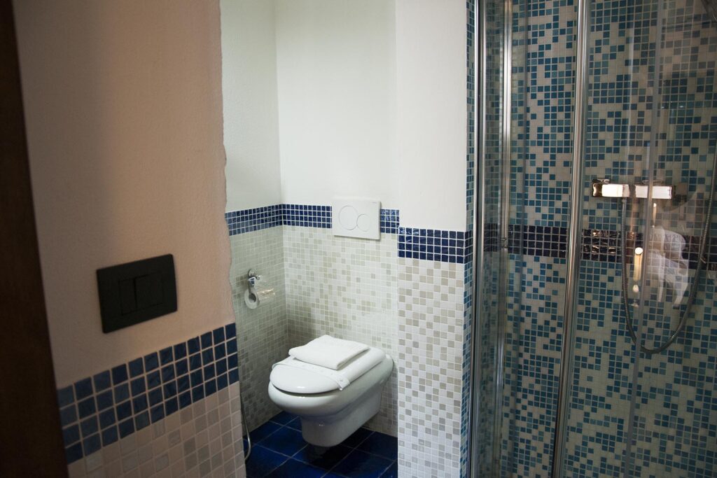 Das Bad des Executive-Zimmers 102B, Hotel Maison de Charme Bienestar, Alghero - meer sardinien urlaub