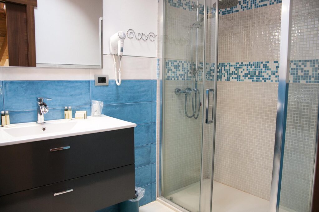 Das Bad des Family-Zimmers 303, Hotel Maison de Charme Bienestar, Alghero - meer sardinien urlaub