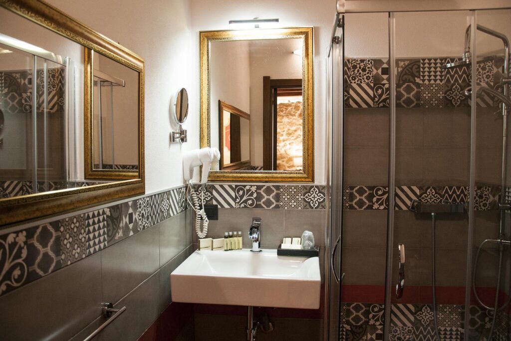 Das Badezimmer der Juniorsuite Prestige 101, Hotel Maison de Charme Bienestar, Alghero - meer sardinien urlaub