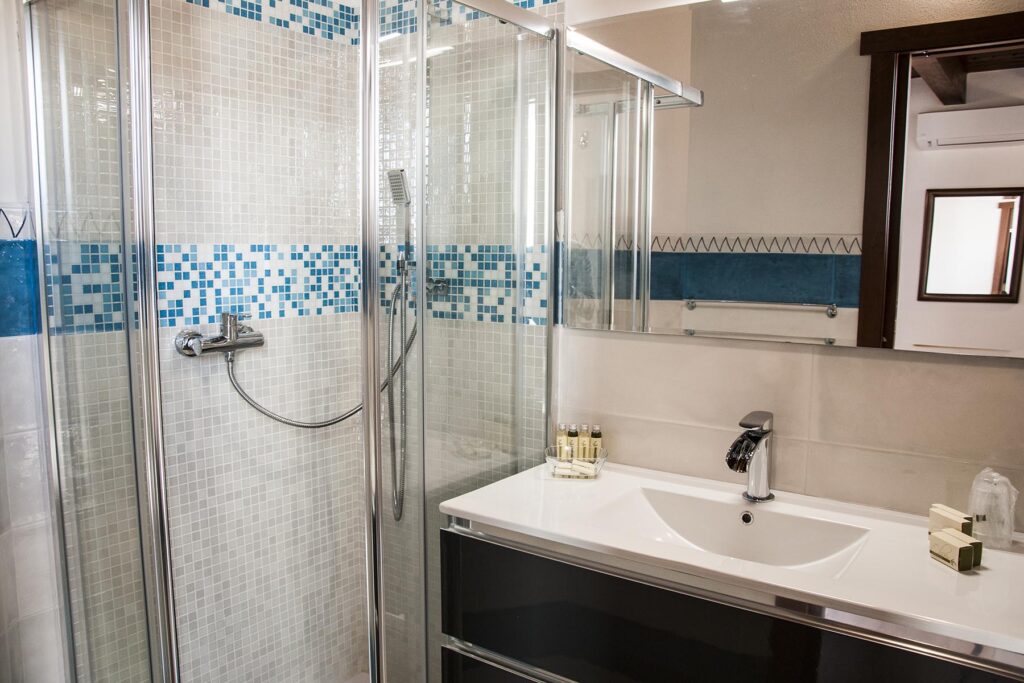 Das Badezimmer des Deluxe-Zimmers 202, Hotel Maison de Charme Bienestar, Alghero - meer sardinien urlaub
