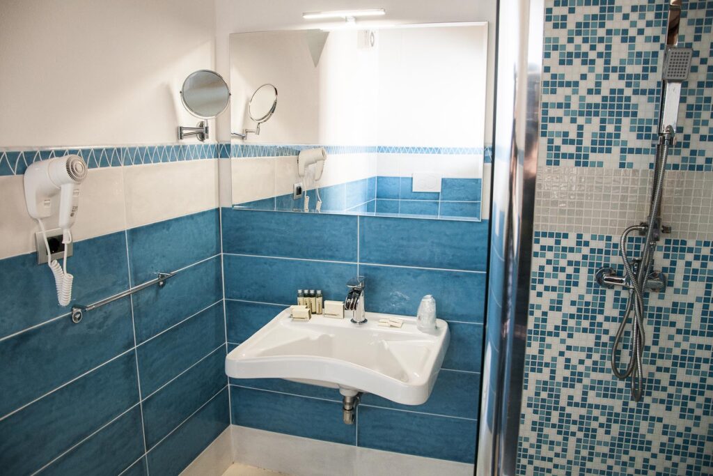 Das Badezimmer des Deluxe-Zimmers 204, Hotel Maison de Charme Bienestar, Alghero - meer sardinien urlaub