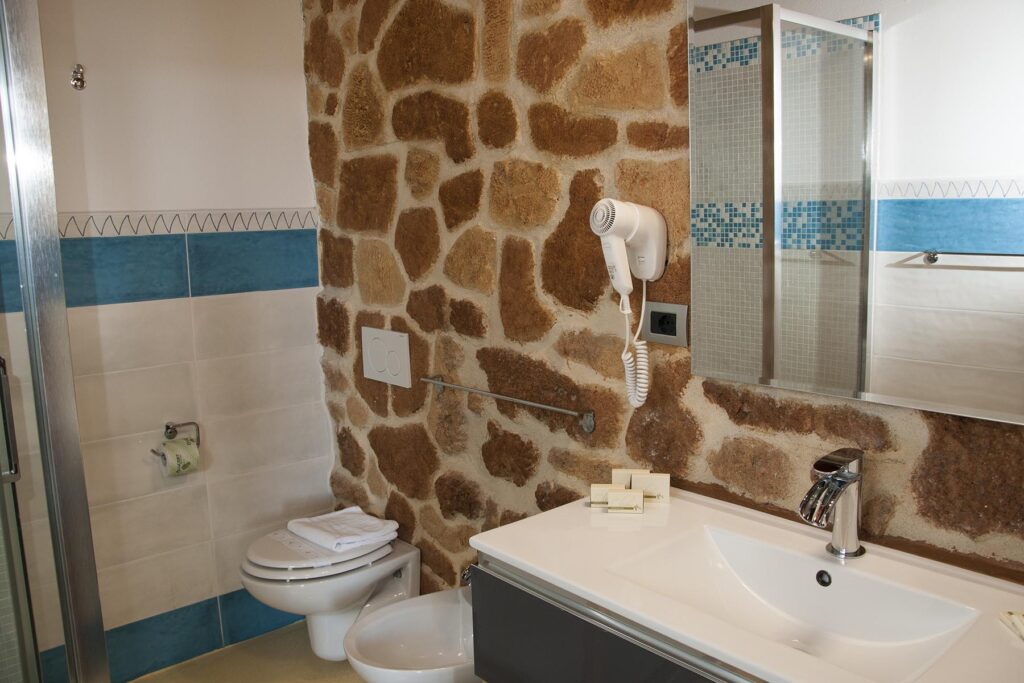 Das Badezimmer einer Juniorsuite Prestige 201, Hotel Maison de Charme Bienestar, Alghero - meer sardinien urlaub