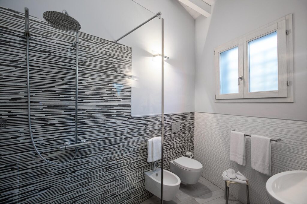 Das Badezimmers eines Superior-Zimmer im Hotel Bajaloglia, Castelsardo - meer sardinien urlaub