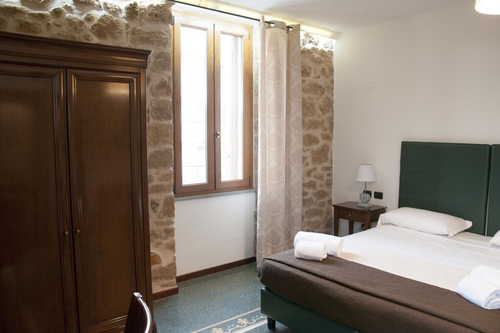 Das Deluxe-Zimmer 102 bietet sowohl ein Fenster als auch eine Balkontür, Hotel Maison de Charme Bienestar, Alghero - meer sardinien urlaub