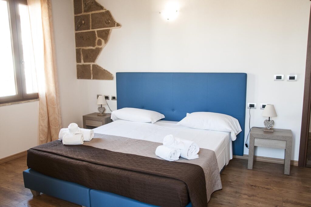 Das Doppelbett des Deluxe-Zimmers 202, Hotel Maison de Charme Bienestar, Alghero - meer sardinien urlaub