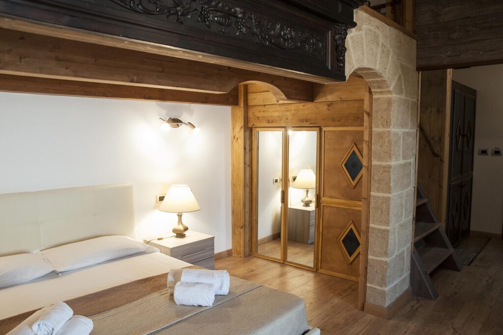 Das Doppelbett mit schöner Zwischenetage der Juniorsuite Prestige 304, Hotel Maison de Charme Bienestar, Alghero - meer sardinien urlaub