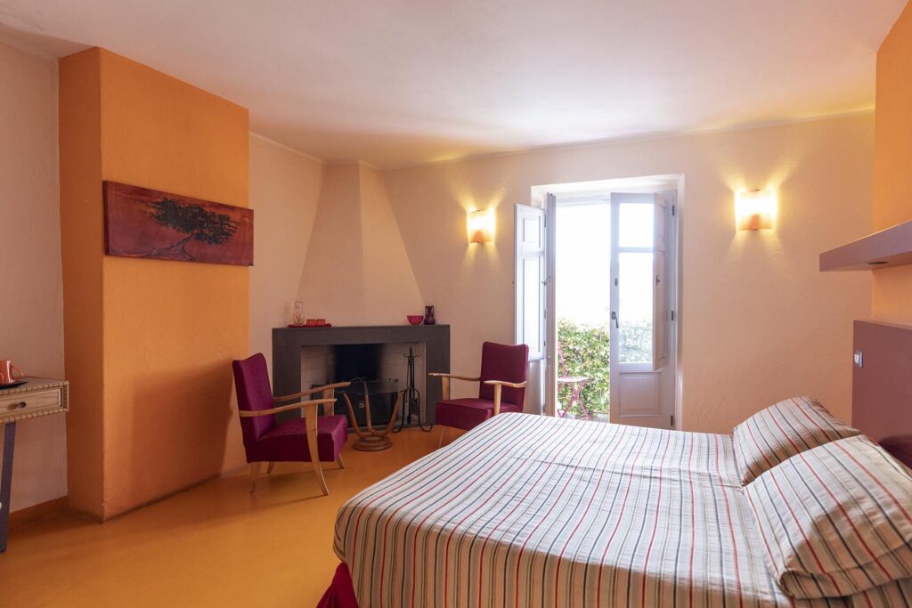 Das Doppelzimmer Fuoco im Nebengebäude Sos Gelminos des Hotels Antica Dimora del Gruccione bei Santu Lussurgiu - meer sardinien urlaub
