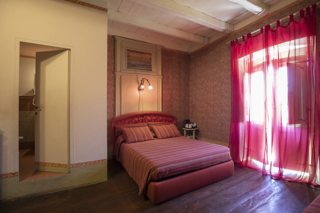 Das Dreibettzimmer Rossa im Hauptgebäude des Hotels Antica Dimora del Gruccione, Santu Lussurgiu - meer sardinien urlaub