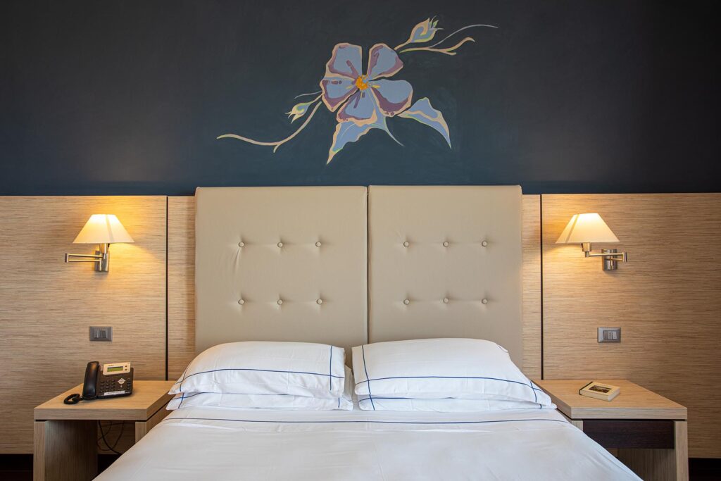Das Kopfende des Doppelbettes eines Classic-Zimmers vom Hotel Bajaloglia, Castelsardo - meer sardinien urlaub