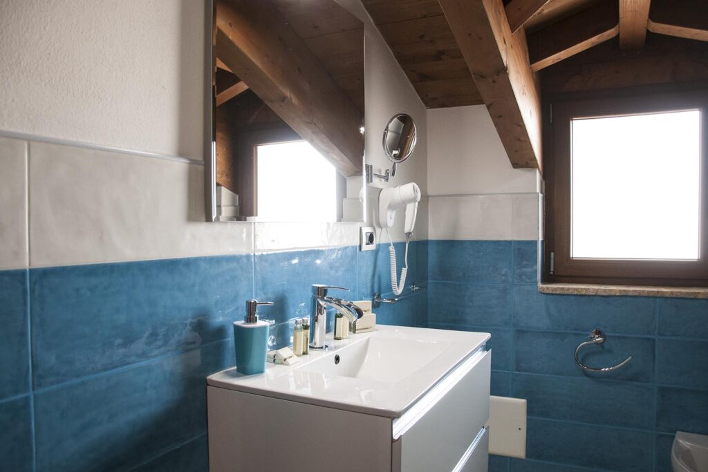 Das Waschbecken der Juniosuite Prestige 304, Hotel Maison de Charme Bienestar, Alghero - meer sardinien urlaub