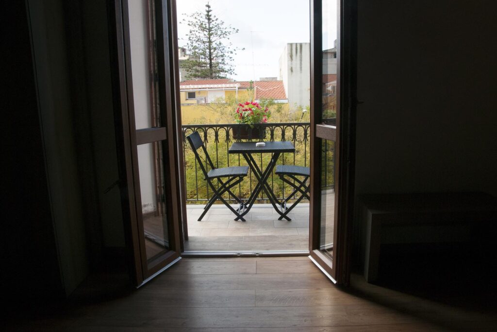Der Balkon einer Junior Suite Prestige 201 im Hotel Maison de Charme Bienestar, Alghero - meer sardinien urlaub