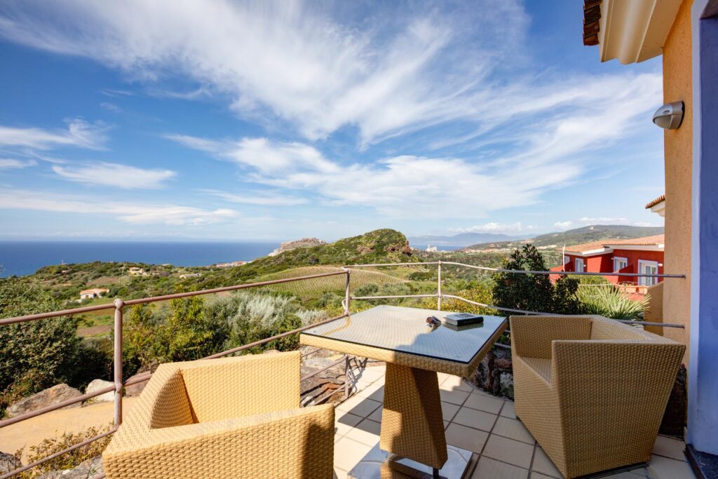 Der Balkon eines Classic-Zimmer im Hotel Bajaloglia, Castelsardo - meer sardinien urlaub