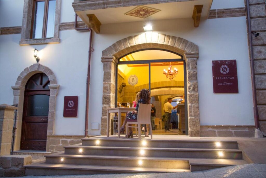 Der Eingang des Hotels Maison de Charme Bienestar, Alghero - meer sardinien urlaub