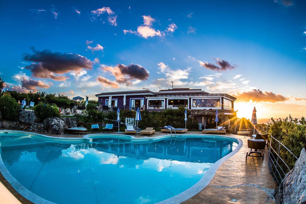 Der Pool des Hotels Bajaloglia, Castelsardo - meer sardinien urlaub