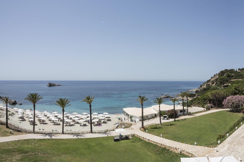 Der Strand mit Strand-Service des Hotel Falkensteiner Capo Boi bei Villasimius - meer sardinien urlaub