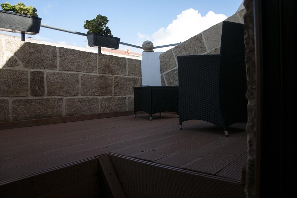 Der private Sitzplatz auf der kleinen Dachterrasse, Deluxe-Zimmer 302, Hotel Maison de Charme Bienestar, Alghero - meer sardinien urlaub