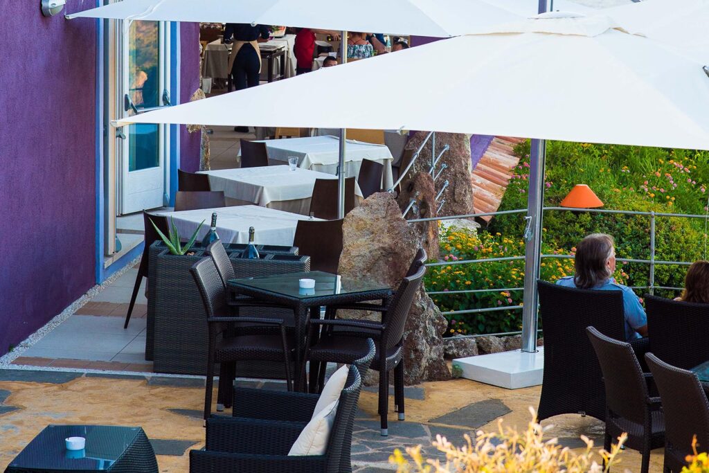 Die Bar mit gemütlichen Sitzgelegenheiten, Hotel Bajaloglia, Castelsardo - meer sardinien urlaub