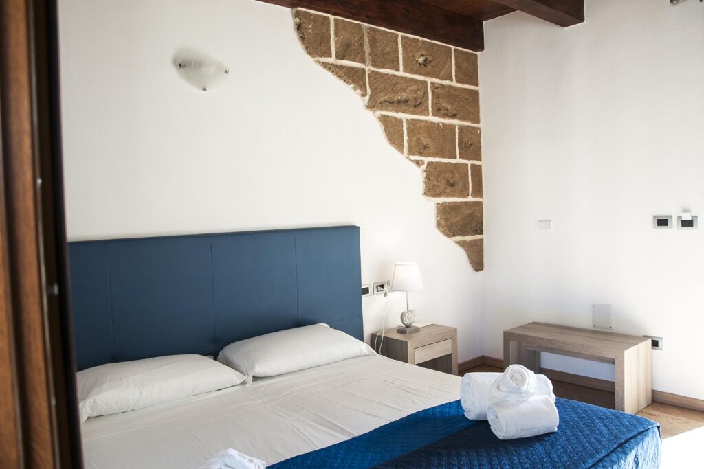 Die Wand als Blickfang im Deluxe-Zimmer 205, Hotel Maison de Charme Bienestar, Alghero - meer sardinien urlaub
