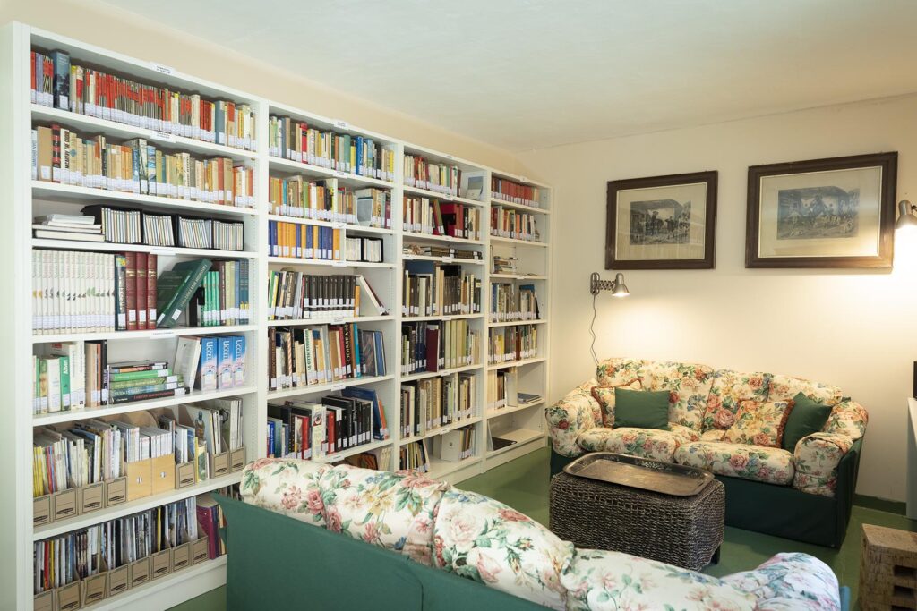 Die kleine Bibliothek des Hotels Antica Dimora del Gruccione, Santu Lussurgiu - meer sardinien urlaub