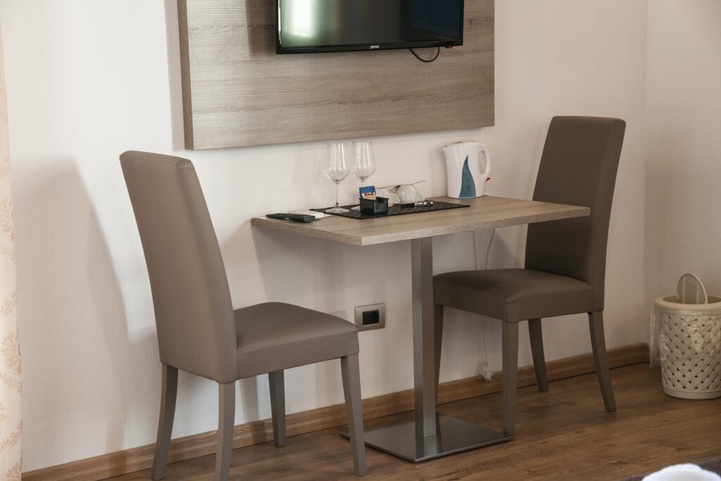 Die kleine Sitzecke des Deluxe-Zimmers 202, Hotel Maison de Charme Bienestar, Alghero - meer sardinien urlaub