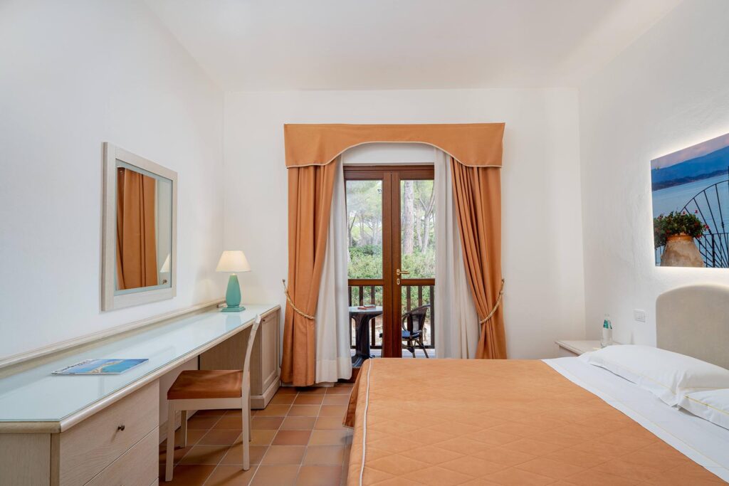 Doppelzimmer mit Pinienblick, Hotel Punta Negra, Alghero - meer sardinien urlaub