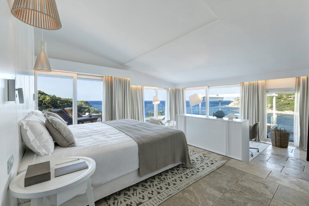 Ein Master-Schlafzimmer im Hotel Falkensteiner Capo Boi bei Villasimius - meer sardinien urlaub