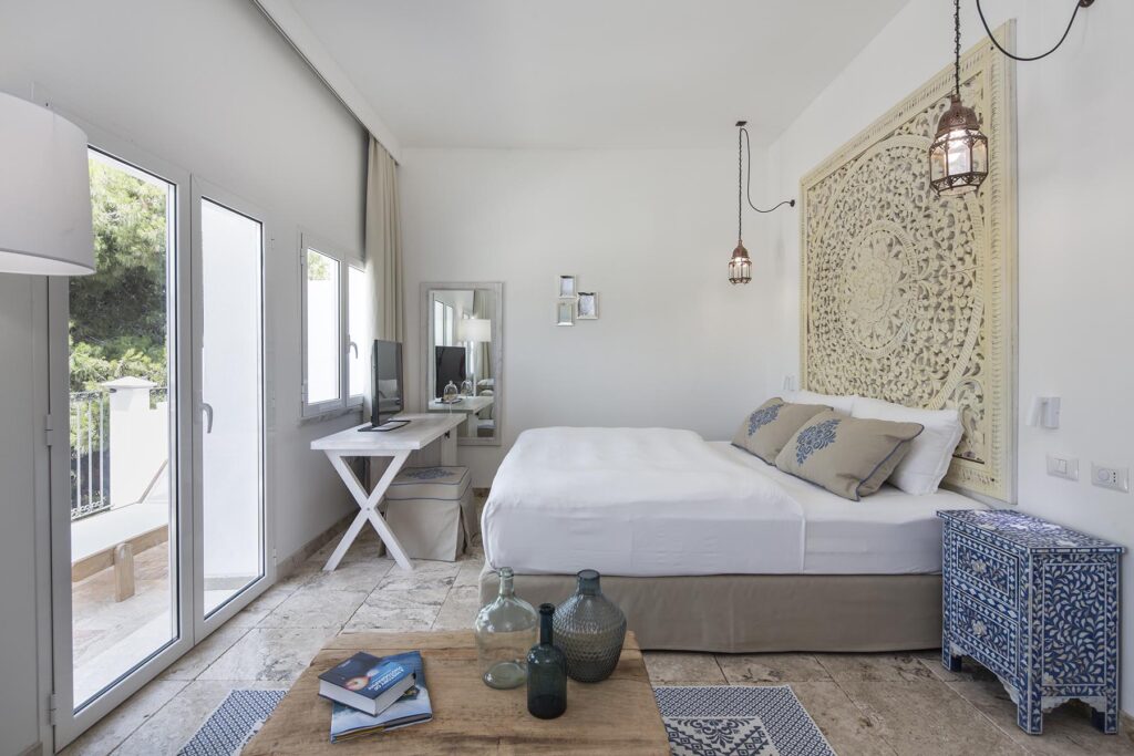 Ein Schlafzimmer im Hotel Falkensteiner Capo Boi bei Villasimius - meer sardinien urlaub