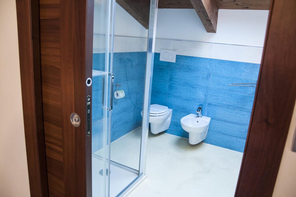 Einblick in das Bad der Juniorsuite Prestige 301, Hotel Maison de Charme Bienestar, Alghero - meer sardinien urlaub