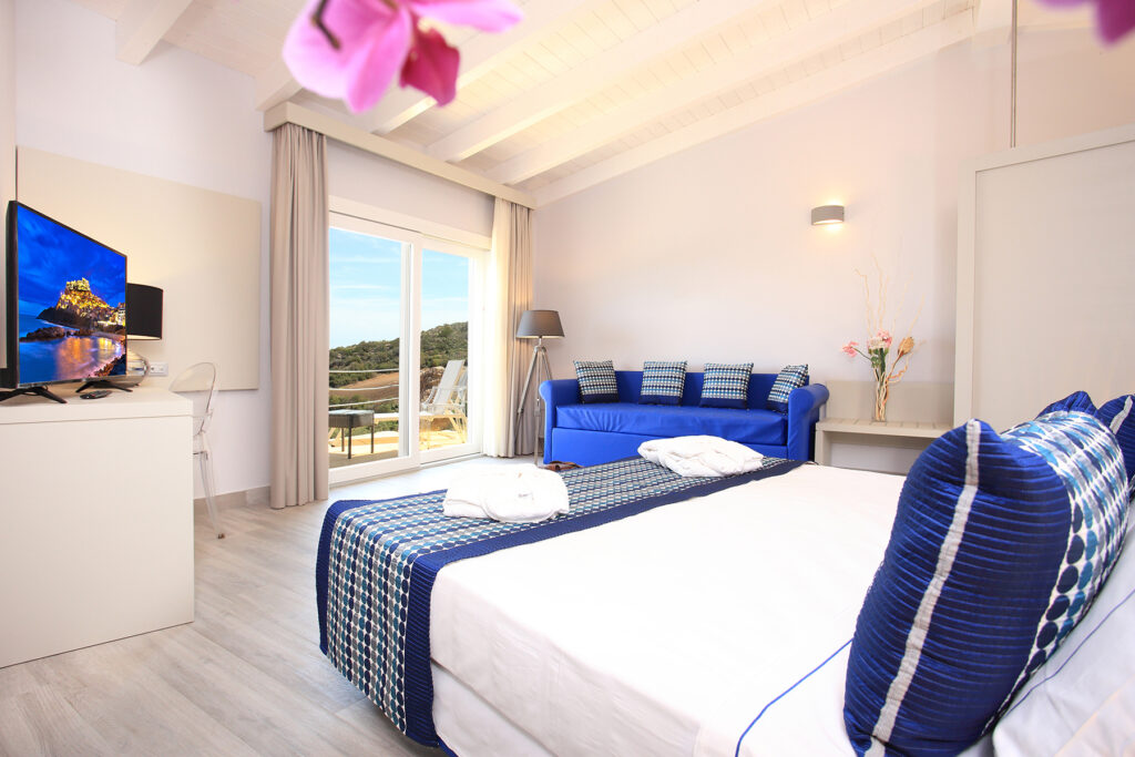 Einblick in die Juniorsuite Prime des Hotels Bajaloglia, Castelsardo - meer sardinien urlaub