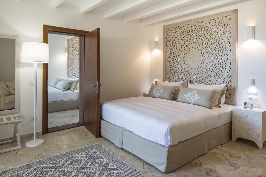 Einblick in ein Schlafzimmer vom Hotel Falkensteiner Capo Boi bei Villasimius - meer sardinien urlaub