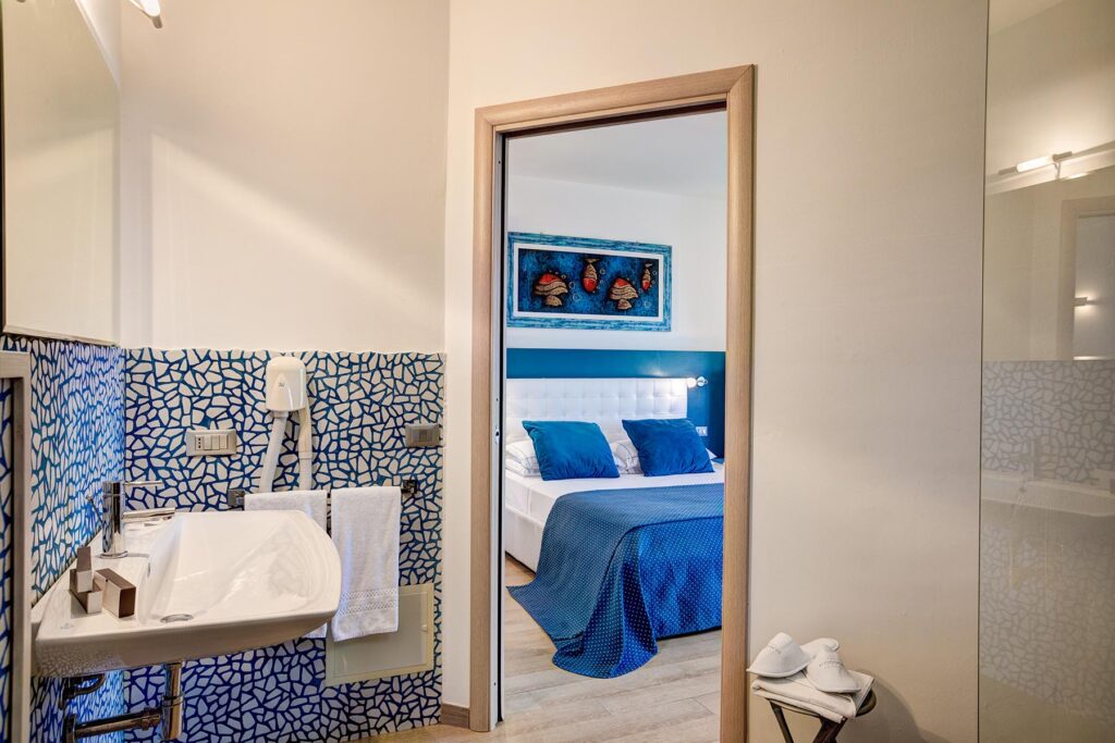 Einblick vom Bad in die Juniorsuite Deluxe, Hotel Bajaloglia, Castelsardo - meer sardinien urlaub
