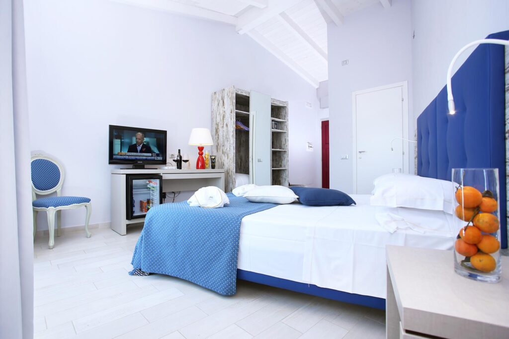 Eine der geräumigen Juniorsuiten im Hotel Bajaloglia, Castelsardo - meer sardinien urlaub