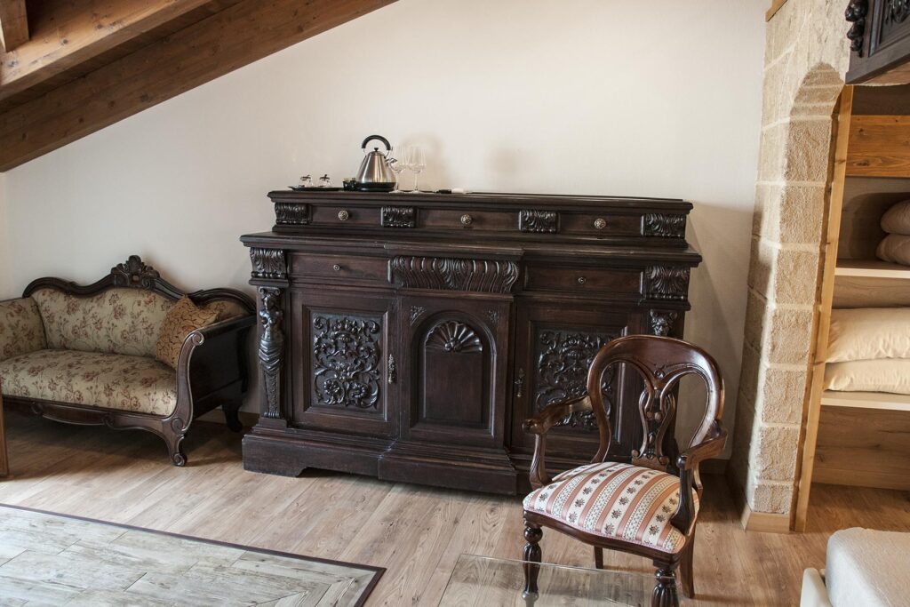Eine herrlicher Holztruhe als perfekter Blickfang in der Juniorsuite Prestige 304, Hotel Maison de Charme Bienestar, Alghero - meer sardinien urlaub