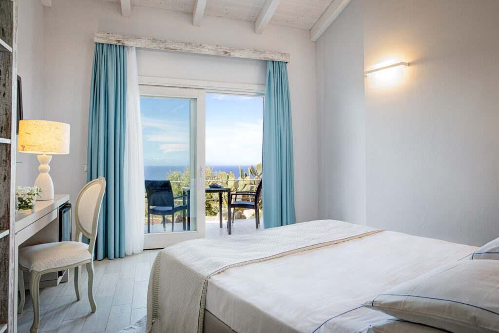 Eines der hübschen Superior-Zimmer des Hotels Bajaloglia, Castelsardo - meer sardinien urlaub