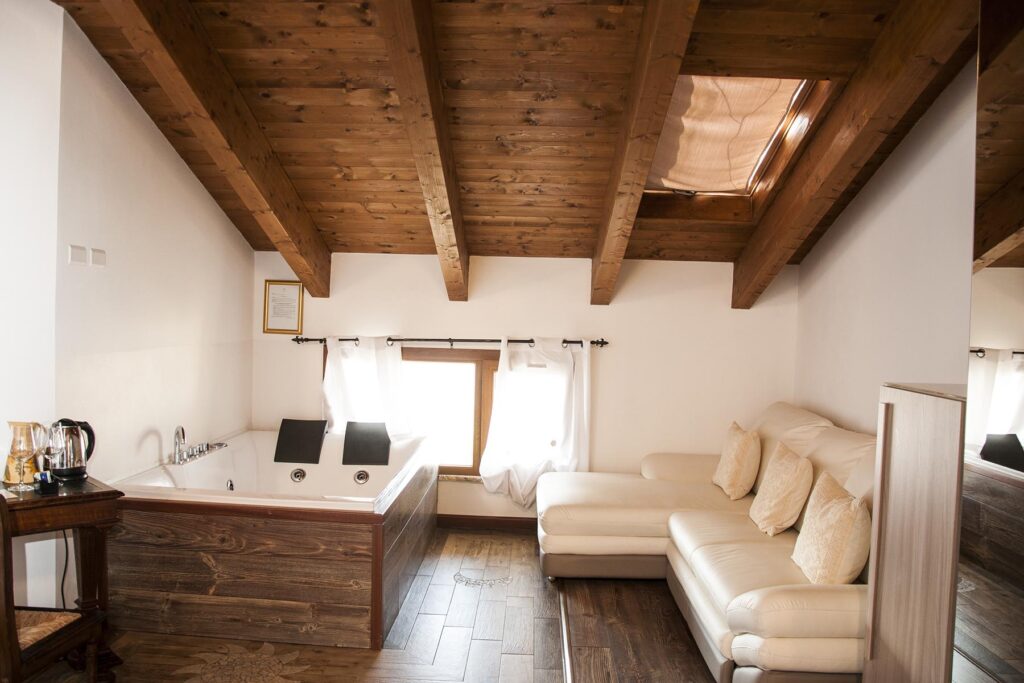 Hydrowanne und natürliche Materialien kennzeichnen die Juniorsuite Prestige 301, Hotel Maison de Charme Bienestar, Alghero - meer sardinien urlaub