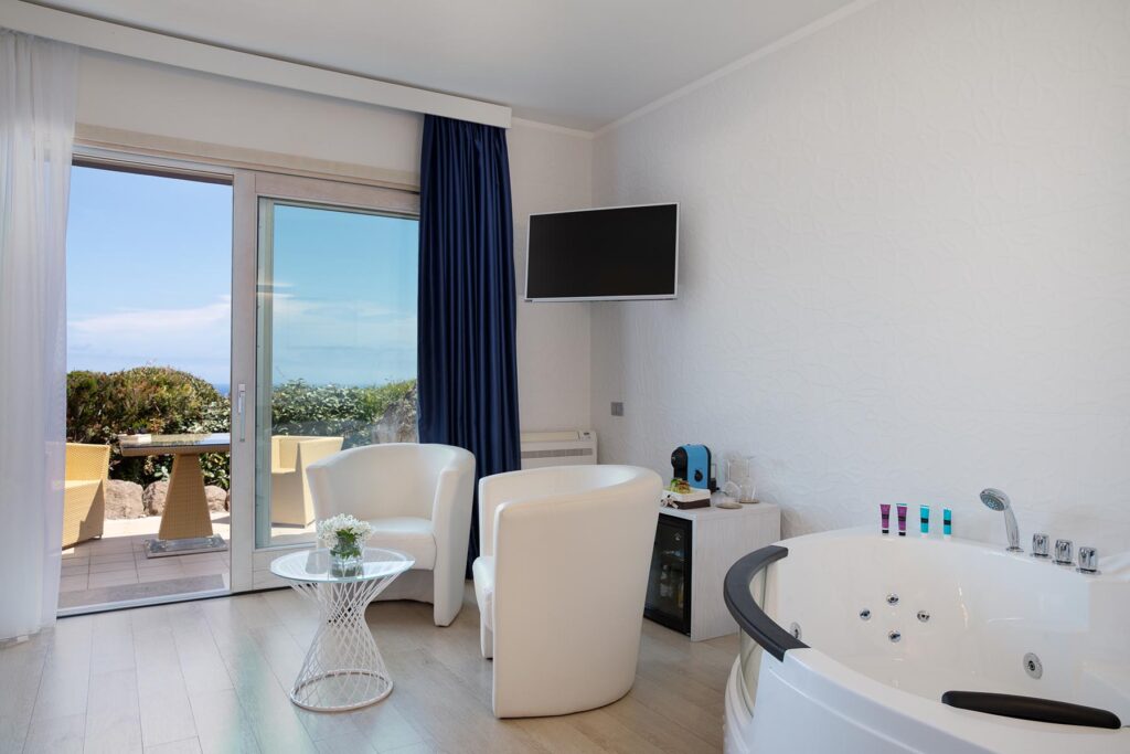 In der Juniorsuite Deluxe wird man von einer Hydromassagebadewanne im Wohnbereich verwöhnt, Hotel Bajaloglia, Castelsardo - meer sardinien urlaub