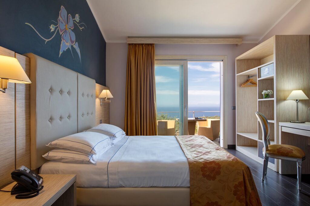 Jedes Zimmer geniesst im Hotel Bajaloglia bei Castelsardo Meerblick, auch die Classic-Zimmer - meer sardinien urlaub