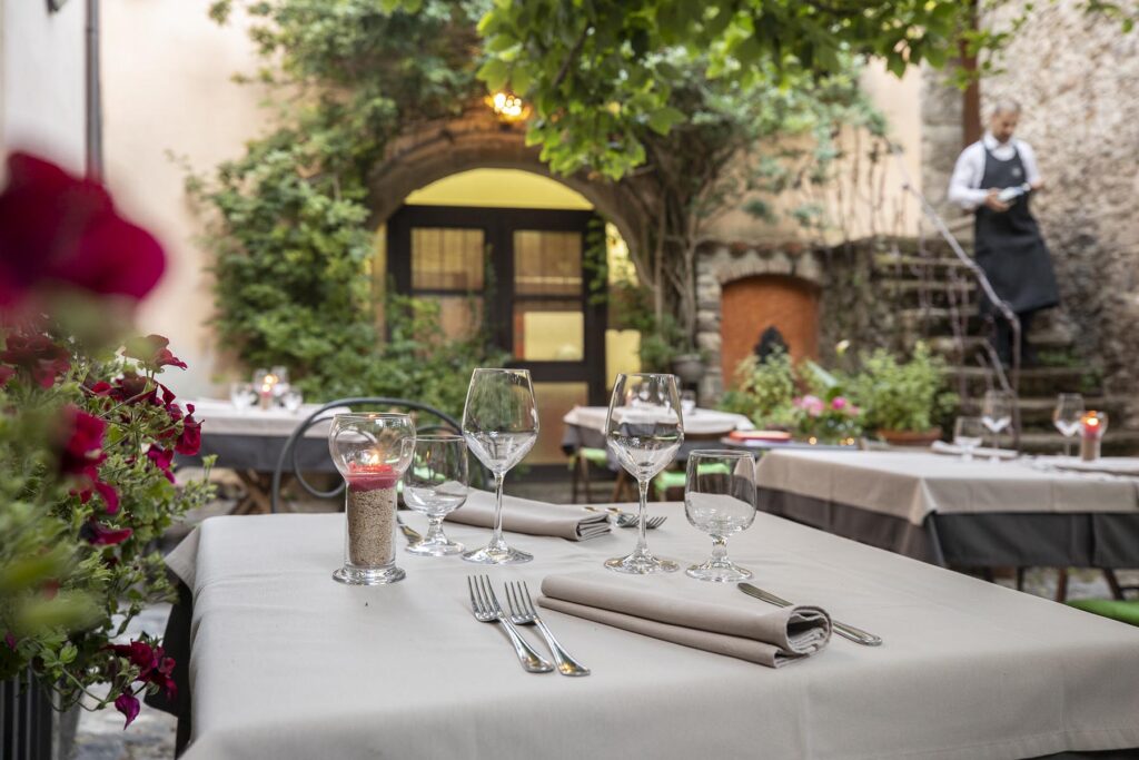 Köstlich wird im Hotel Antica Dimora del Gruccione bei Santu Lussurgiu im Freien gespeist - meer sardinien urlaub