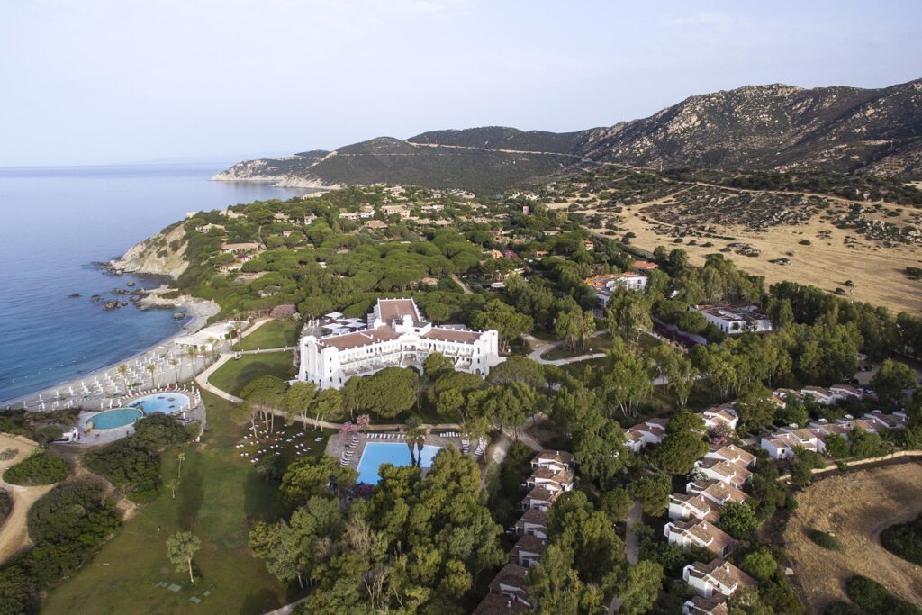 Luftaufnahme vom Hotel Falkensteiner Capo Boi bei Villasimius - meer sardinien urlaub