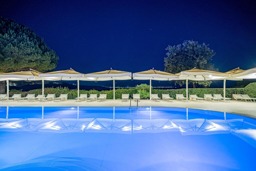 Nachtaufnahme des Pools vom Hotel Punta Negra, Alghero - meer sardinien urlaub