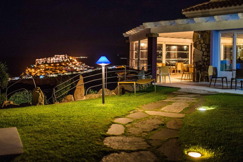 Nachtaufnahme vom Aussenbereich des Hotels Bajaloglia, Castelsardo - meer sardinien urlaub