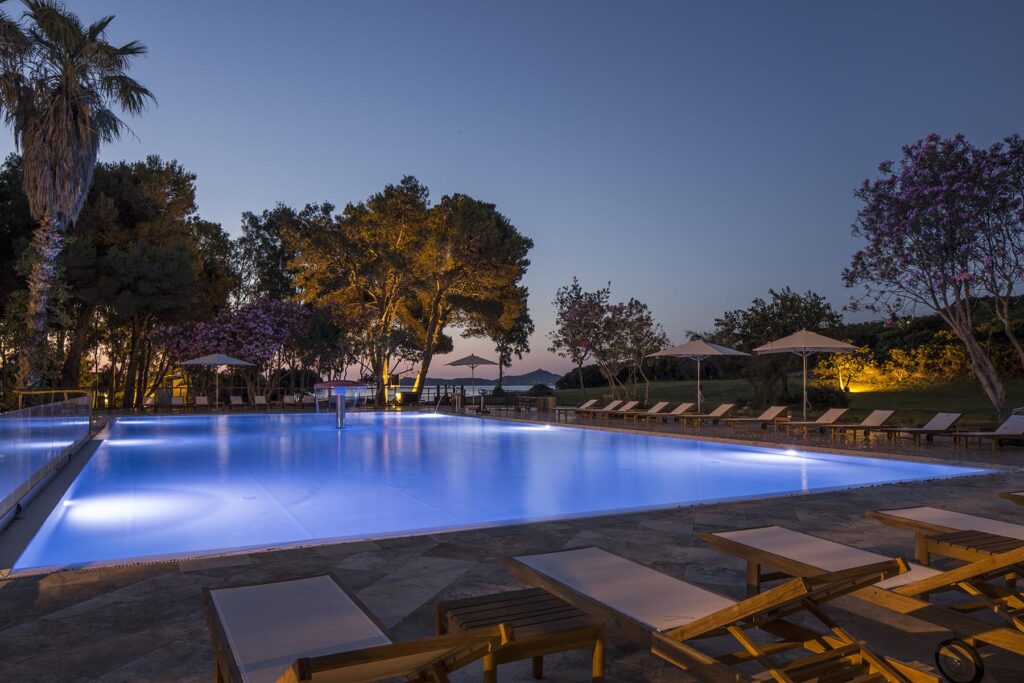 Nachtaufnahme vom Pool des Hotel Falkensteiner Capo Boi bei Villasimius - meer sardinien urlaub