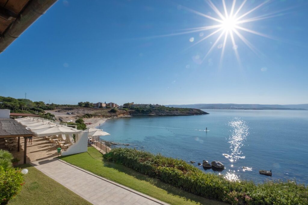 Panoramablick vom Hote Hotel Punta Negra bei Alghero zum Strand - meer sardinien urlaub