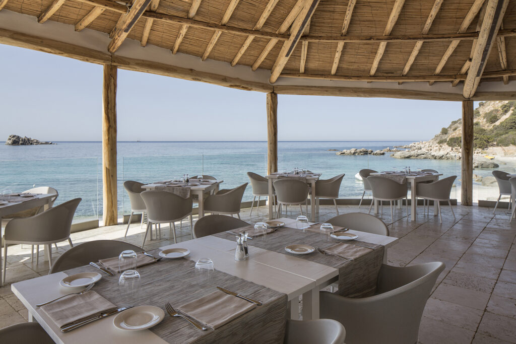 Restauranttische auf der überdachten Terrasse des Hotel Falkensteiner Capo Boi bei Villasimius - meer sardinien urlaub