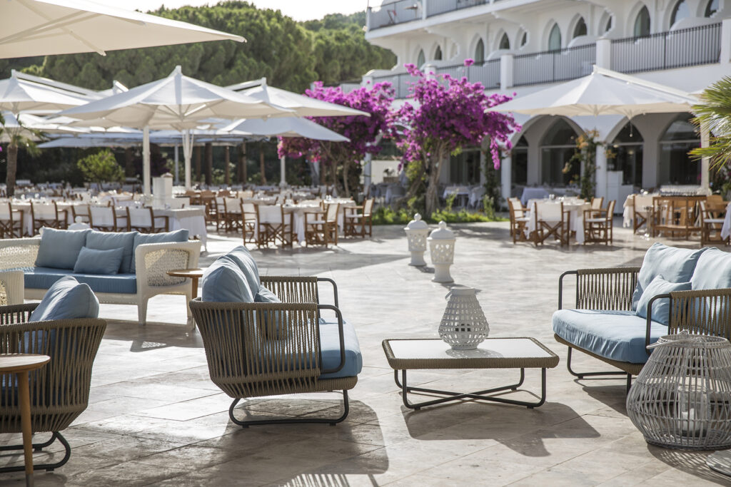 Sitzbereiche im Freien des Hotel Falkensteiner Capo Boi bei Villasimius - meer sardinien urlaub